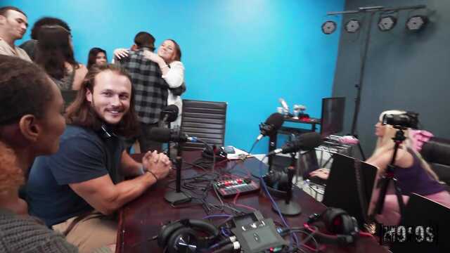 Блондинку ебут на студии перед коллегами по работе