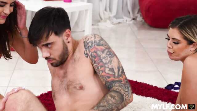 Семейная разминка закончилась групповым сексом