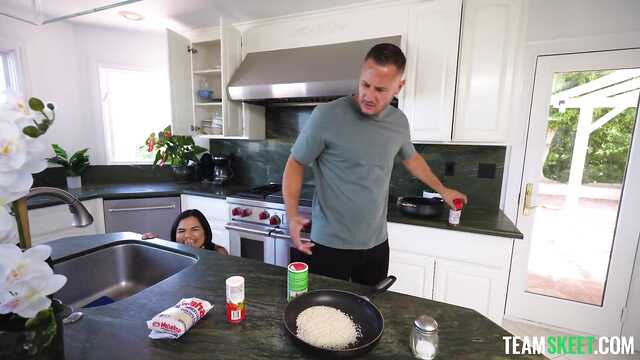 Большой пенис европейца впечатлил милую азиатку