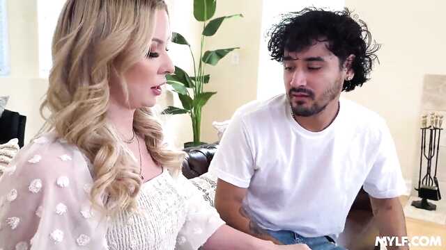 Мамочка зашла к сыну в спальню и сделала приятно