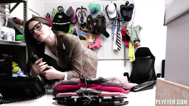 Охранник ебет красотку, которая украла в магазине