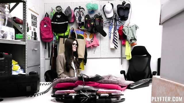 Охранник ебет красотку, которая украла в магазине