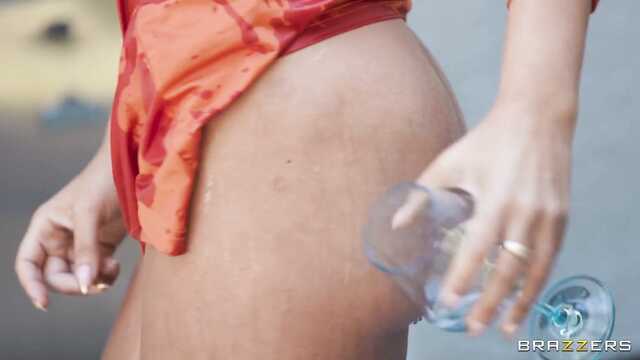 Попка зрелой соседки шикарно смотрится на члене