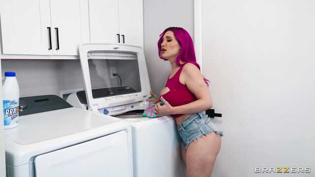 Ебливая женщина бодро спаривается на кухне стоя