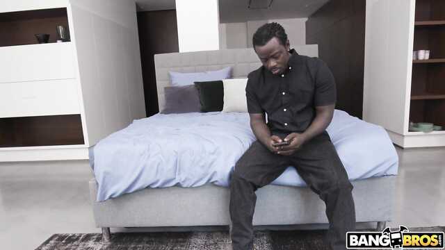 Тощую именинницу удовлетворяют выносливые негры