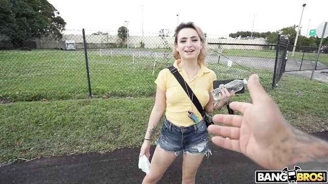 Анальная малышка в микроавтубусе