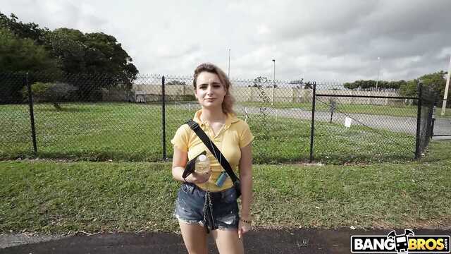 Анальная малышка в микроавтубусе