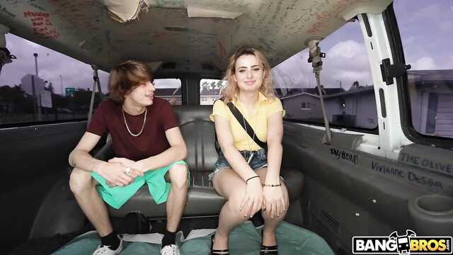 Анальная малышка в микроавтубусе