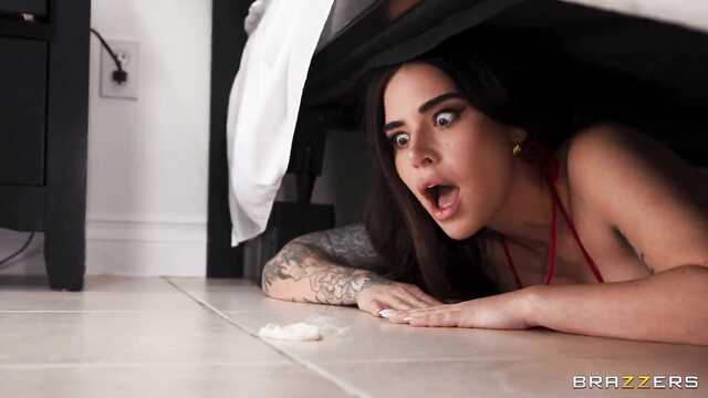 Трахал мачеху, но забыл надеть гондон