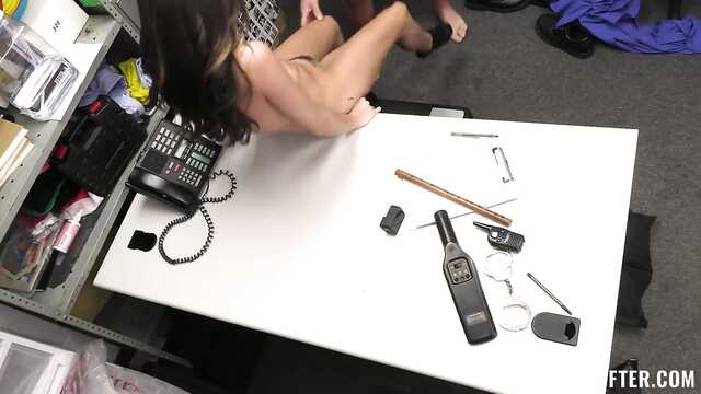 Латиночка в цепких руках охранника магазина