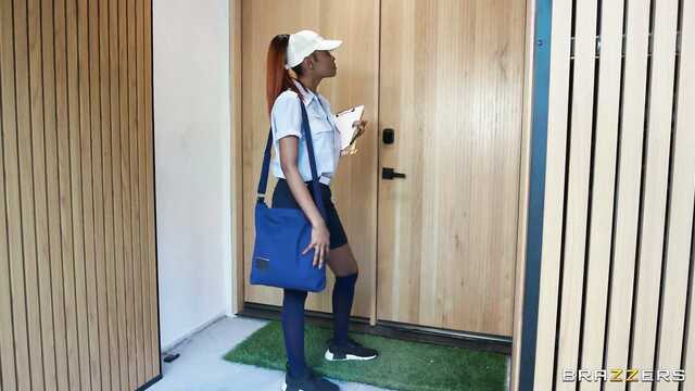 Не забудь поиметь черную почтальоншу!