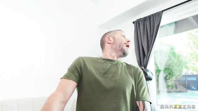 Не забудь поиметь черную почтальоншу!