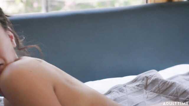 Не зря она свою пизденку выбрила