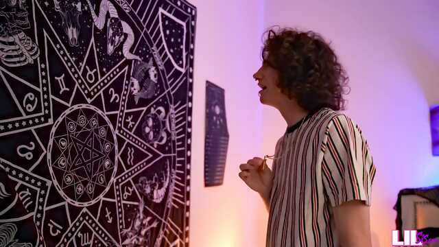 Готичная девушка сексуально приворожила паря