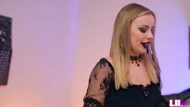 Готичная девушка сексуально приворожила паря