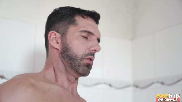 Мужик нежно проникает в очко миниатюрной клиентке