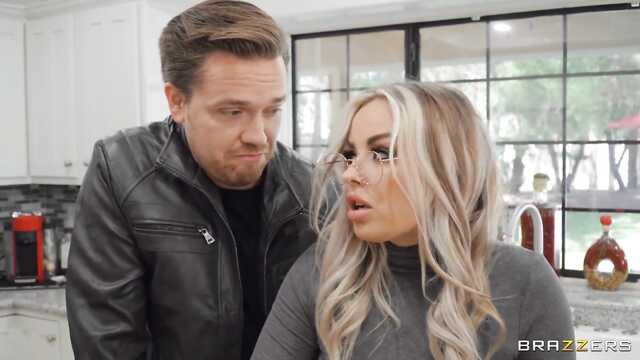 Небритый бывший парень помогает испытать сквирт