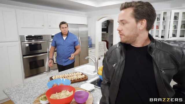 Небритый бывший парень помогает испытать сквирт