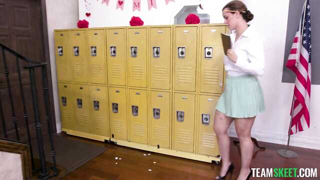 Студенты трахаются в колледже с похотливой училкой