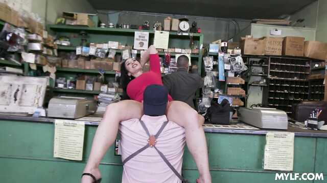 Зачем она пришла в магазин запчастей?