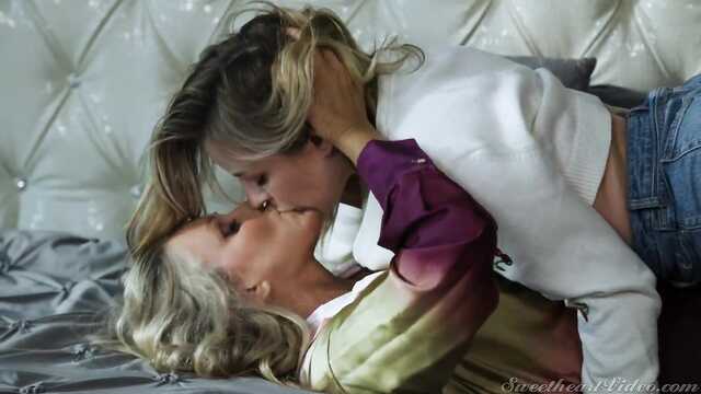 Ебливая мачеха раздвинула ноги перед падчерицей