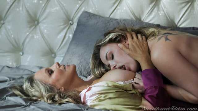 Ебливая мачеха раздвинула ноги перед падчерицей