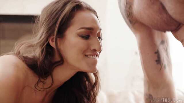 Показываю отцу сиськи и предлагаю заняться сексом