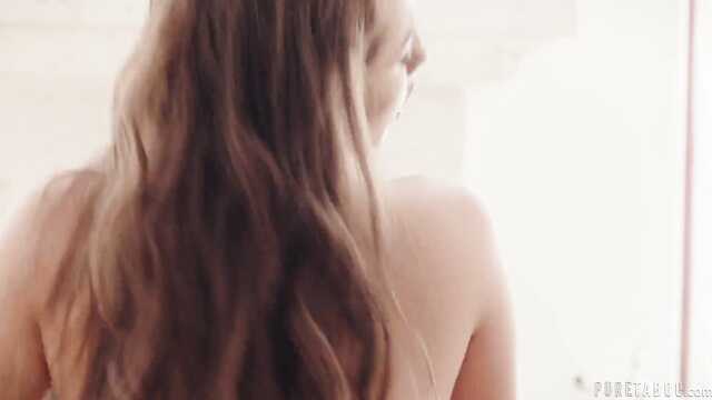 Показываю отцу сиськи и предлагаю заняться сексом