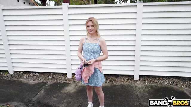 Негр снимает молодуху на улице и ебет в фургоне