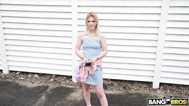 Негр снимает молодуху на улице и ебет в фургоне