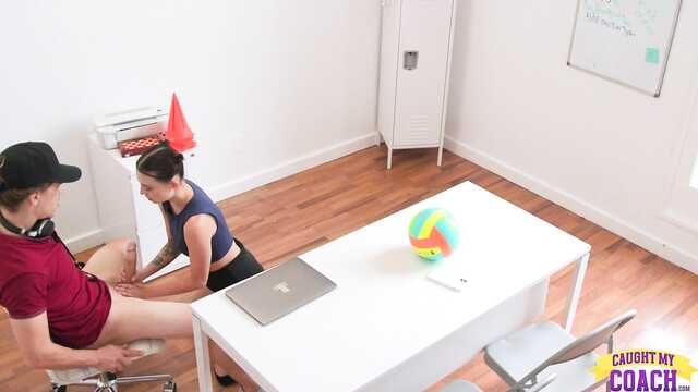 Тренер по волейболу знает свое дело