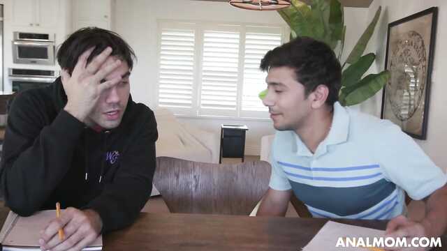 Репетитор возбуждает студентов и дает во все дыры