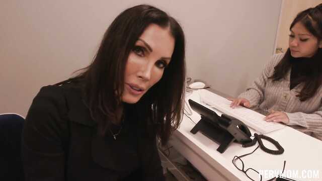 Офисные развлечения зрелой начальницы