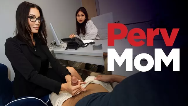 Офисные развлечения зрелой начальницы