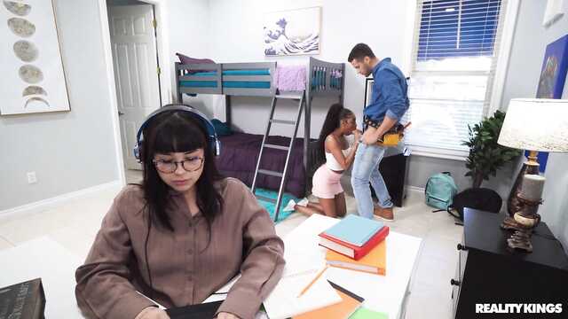 Неверный парень ебет негритянку за спиной подруги