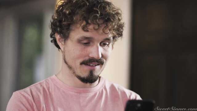 В данной семье сынок постоянно вставляет в мамочку