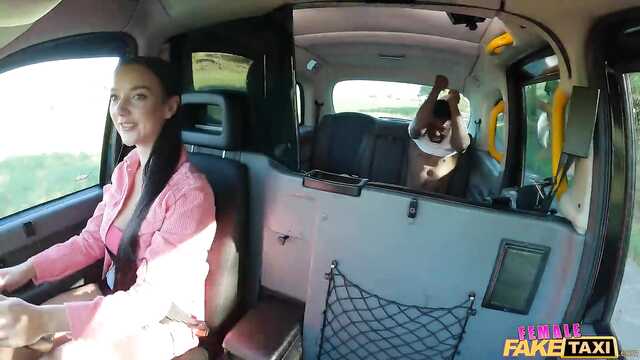 Этой таксистке нужен секс в попочку
