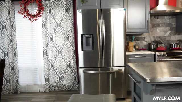 Девушки из службы доставки переспали с клиентом