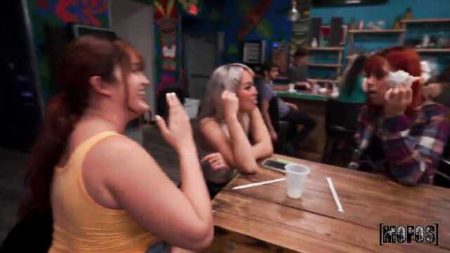 Сексуальные похождения милф в спорт-баре