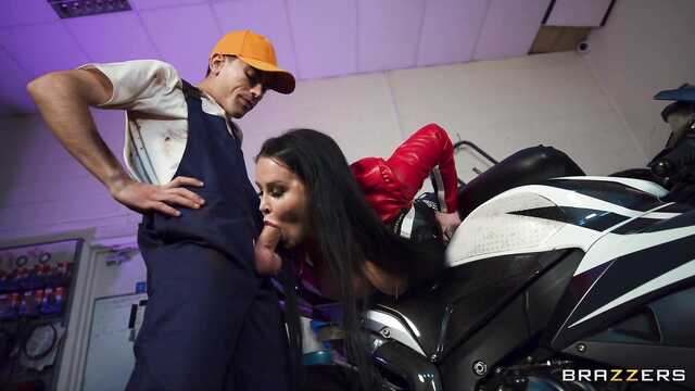 Грязный механик трахает в гараже грудастую телку