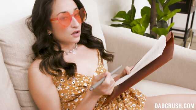 Секси секретарша устала работать и дала боссу