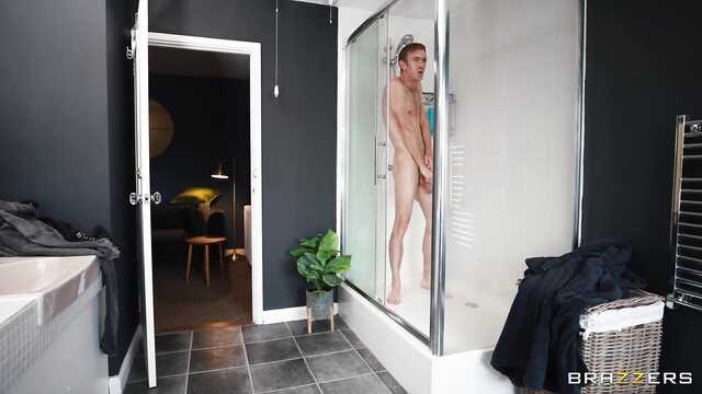 Две толстые мамки сексуально утешили тощего парня