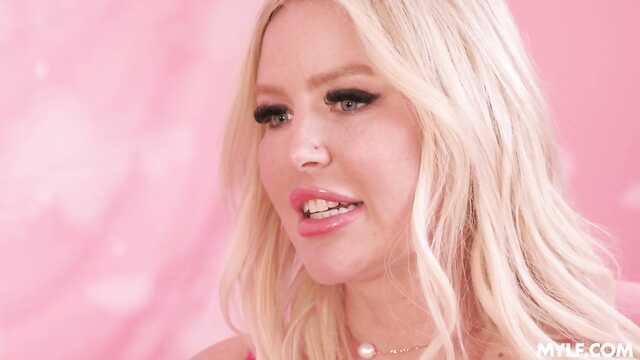 Жирная мамуля трахается в пизду и натирает клитор