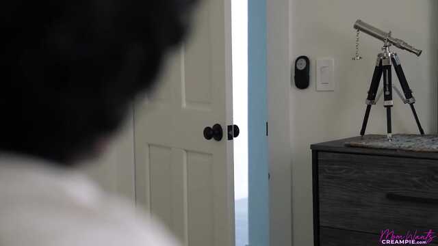 Высокая мачеха балует мой член ротиком и пизденкой