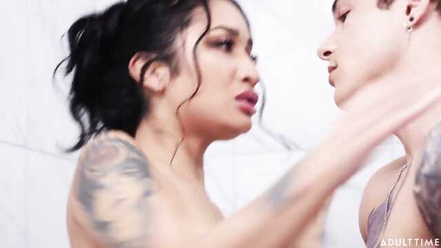 Латинские страсти в ванной комнате