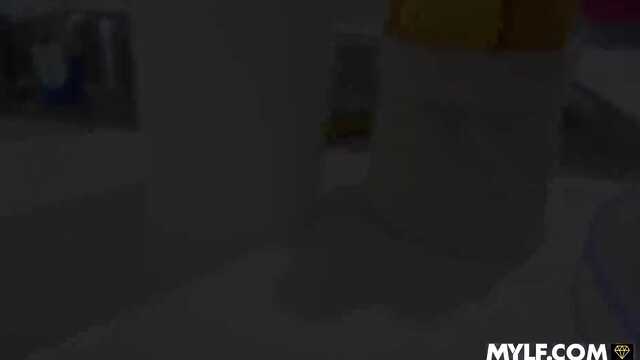 Заботливый сынок вставляет в маму и сестренку