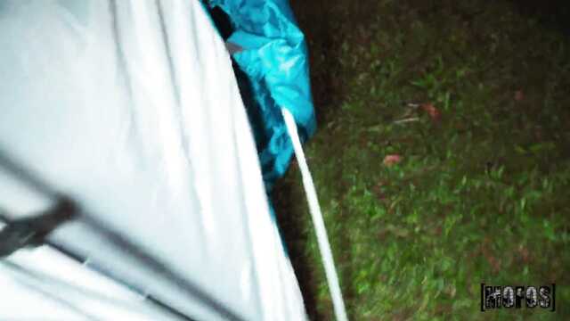 Пока твоя жена спит можешь трахнуть меня в палатке