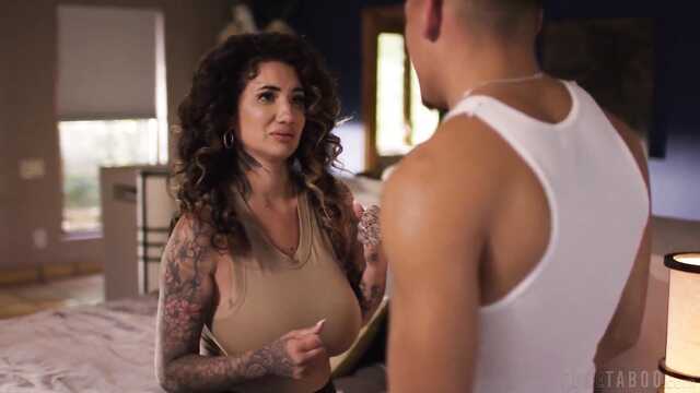 Милфа с большими сосками изменила с крестником