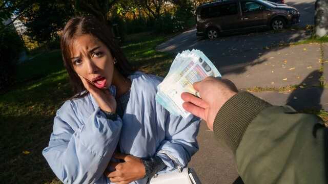 Агент покупает длинноногую незнакомку и ебет