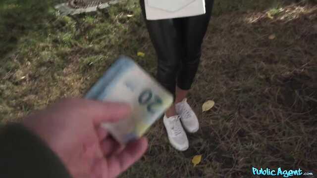 Агент покупает длинноногую незнакомку и ебет